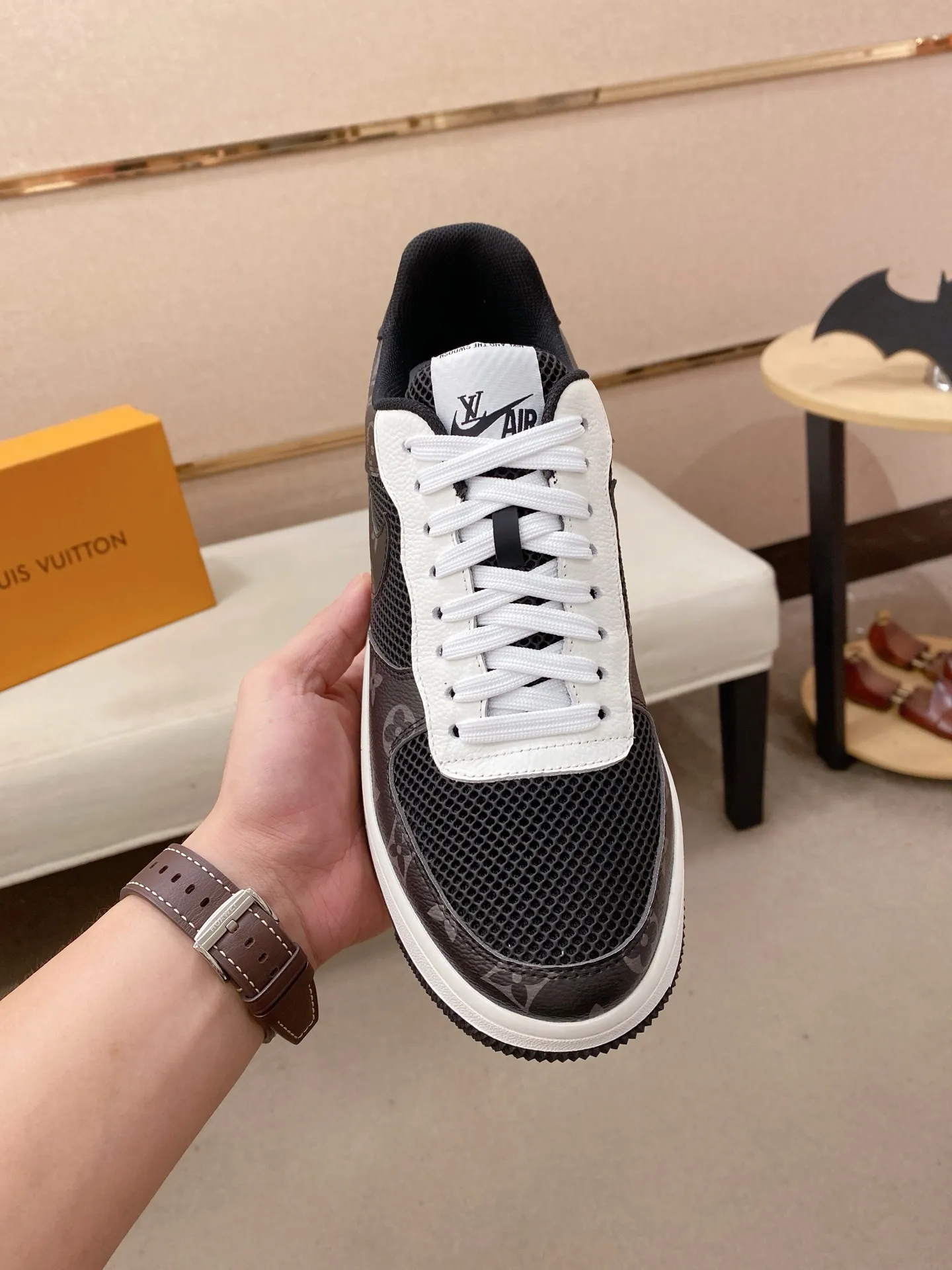 Men's shoes💰 440💰Louis Vuitton (Louis Vuitton/LV) top 🔍🔍 new models are on sale at the same time, the upper 🇮🇹 imported Italian first-layer cowhide, fully imported mesh breathable lining 💪💪, completely 1⃣️compared 1⃣️Reproduction🇮🇹💪💪, ⚠Sole: The original sole is specially provided by the original factory, the exclusive movable molded sole is super comfortable, ⚠Original factory follow-up goods, 🔍🔍high quality, you can enter and leave the counter at will, welcome to compare⚠. Code number: 38-44. Can be customized for 45 non-refundable!